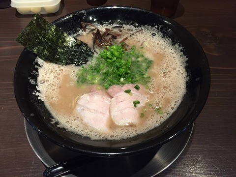 泡立つ濃厚スープ！新宿御苑近くに漂うトンコツ臭に引き寄せられて…。「博多一端亭」で食す本格豚骨ラーメン！