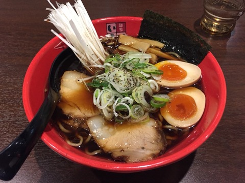 秘伝の魚醤が生み出す黒いスープは、富山の風味がいっぱい。富山ブラックラーメン「麺屋いろは」に行く。