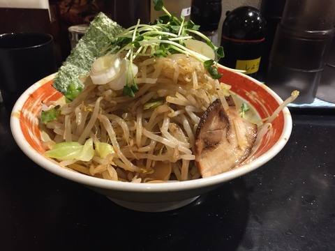 「東京のソウルフード」油そば。タレと麺を混ぜて絡めて…でも意外にヘルシー？「武蔵野アブラ学会」の油そばを食す。