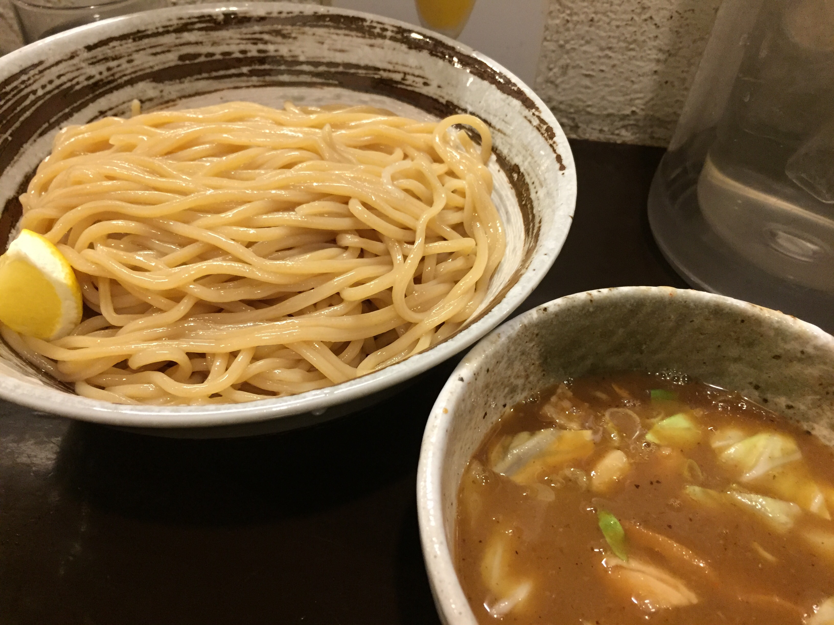 キラキラ輝く小麦色の麵 こだわりのつけ麺をづゅる！ 目黒”づゅる麺池田”