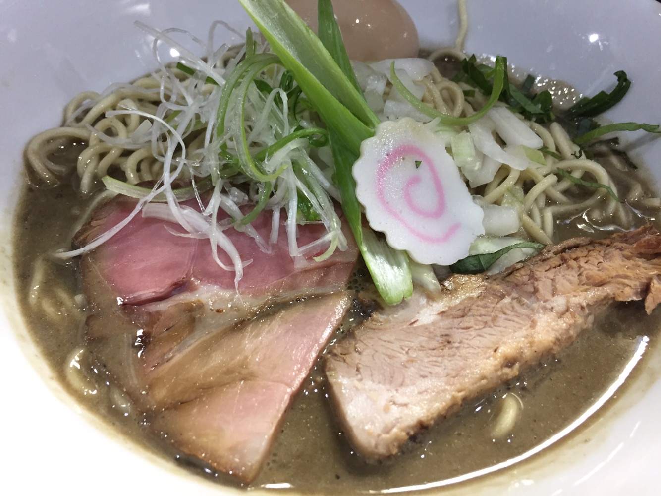 濃密とろとろ煮干しスープ 港区大門の小さな名店”中華そば いづる”