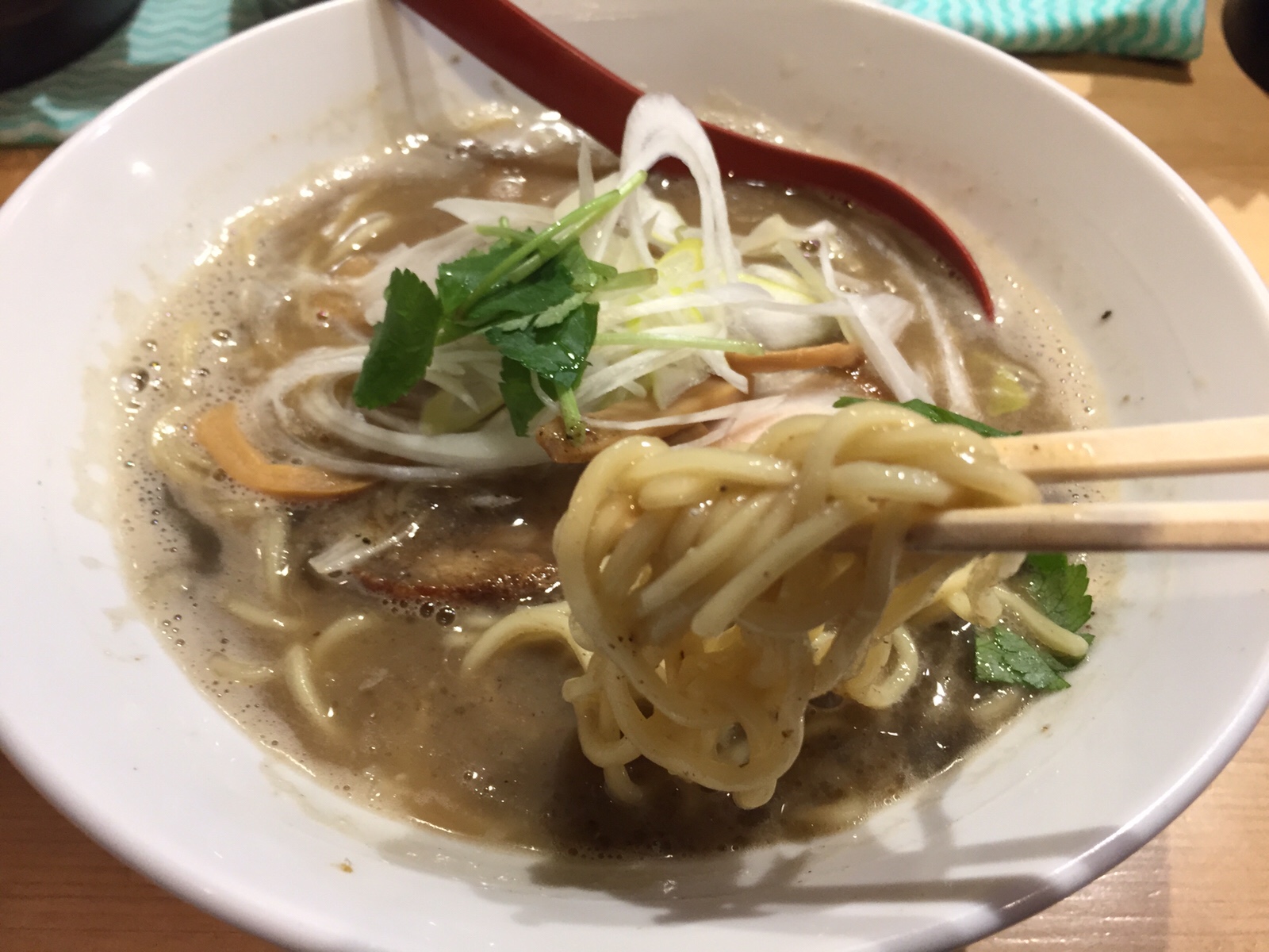 見た目はあれだが旨みたっぷりの濃厚煮干ラーメン 新橋