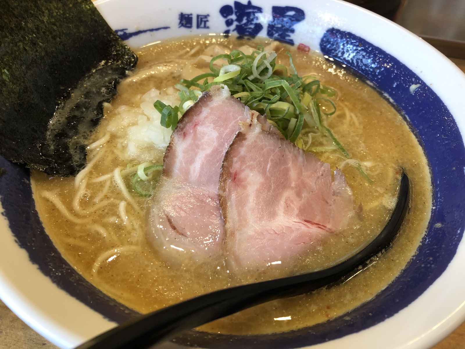 横浜関内 麺匠 濱星 マイルドな濃厚煮干しラーメン 味変もオツ 横浜関内 麺匠 濱星 マイルドな濃厚煮干しラーメン 味変もオツ