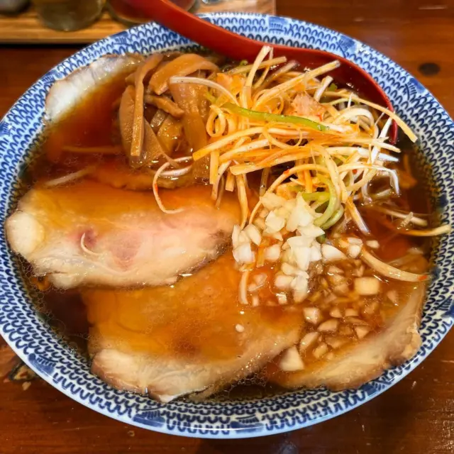 醤油ラーメン チャーシュー入り写真 八王子「弘富」！香ばしい煮干しスープとド迫力チャーシュー