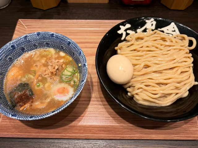 大井町「丸中華そば」パンチ力抜群の限定ラーメン「背脂煮干し」