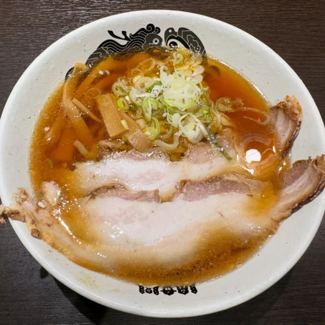 ラーメン太郎② 野菜をかき分けモチモチ麺へ 大崎の二郎系「The Outsiders」